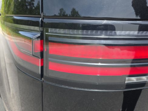 Certified 2025 Land Rover Discovery Dynamic SE AWD/4WD image 37