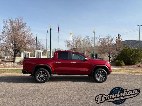 Used 2025 GMC Canyon Denali image 3