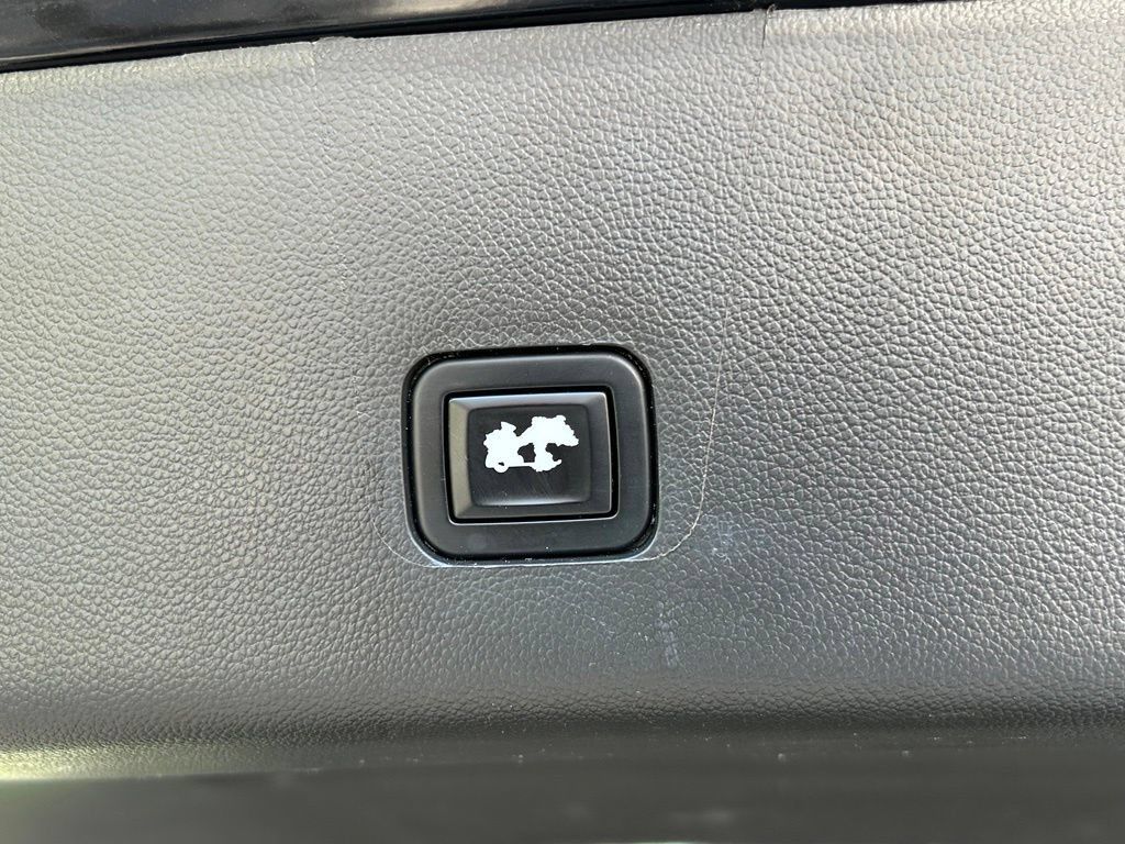 Used 2021 Chevrolet Traverse RS FWD image 47