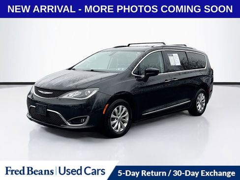 Used 2018 Chrysler Pacifica Touring-L image 3