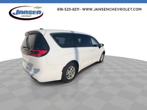 Used 2024 Chrysler Pacifica Touring-L image 8