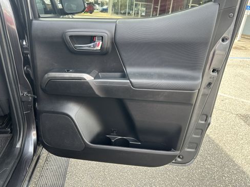 Used 2022 Toyota Tacoma TRD Off-Road image 17