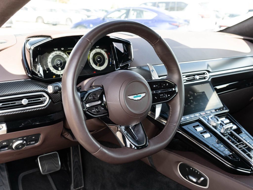 Used 2025 Aston Martin V8 Vantage Coupe RWD image 24