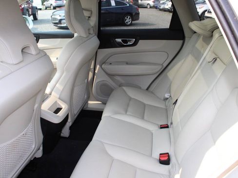 Used 2022 Volvo XC60 B5 Momentum AWD/4WD image 18