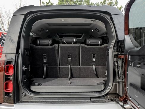 Used 2025 Land Rover Defender 130 S image 9