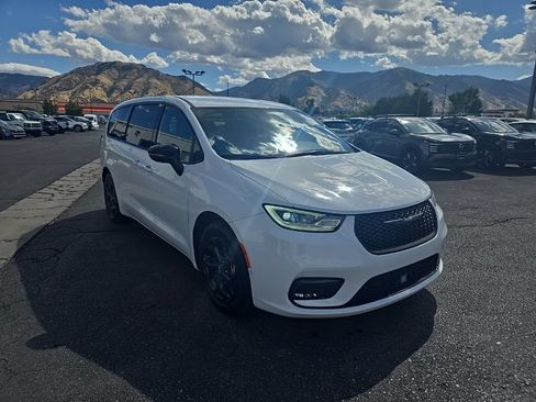 Used 2024 Chrysler Pacifica Limited FWD image 3
