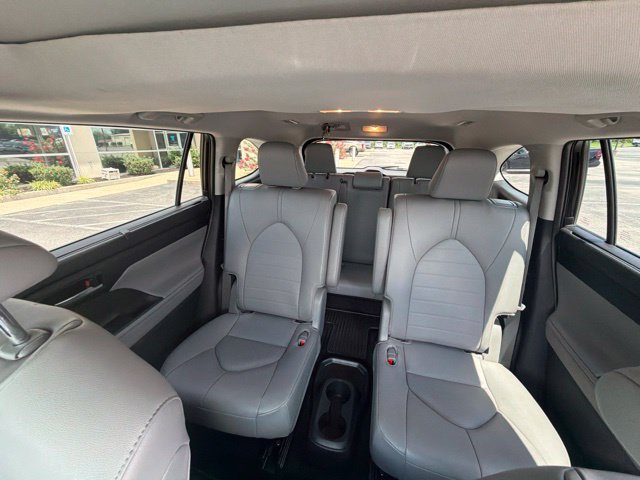 Used 2024 Toyota Highlander XLE AWD/4WD image 13