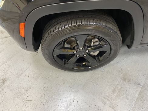 Used 2025 Jeep Grand Cherokee L Limited w/ Black Appearance Package image 11