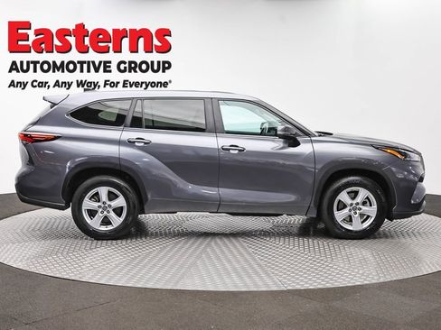 Used 2024 Toyota Highlander LE FWD image 4