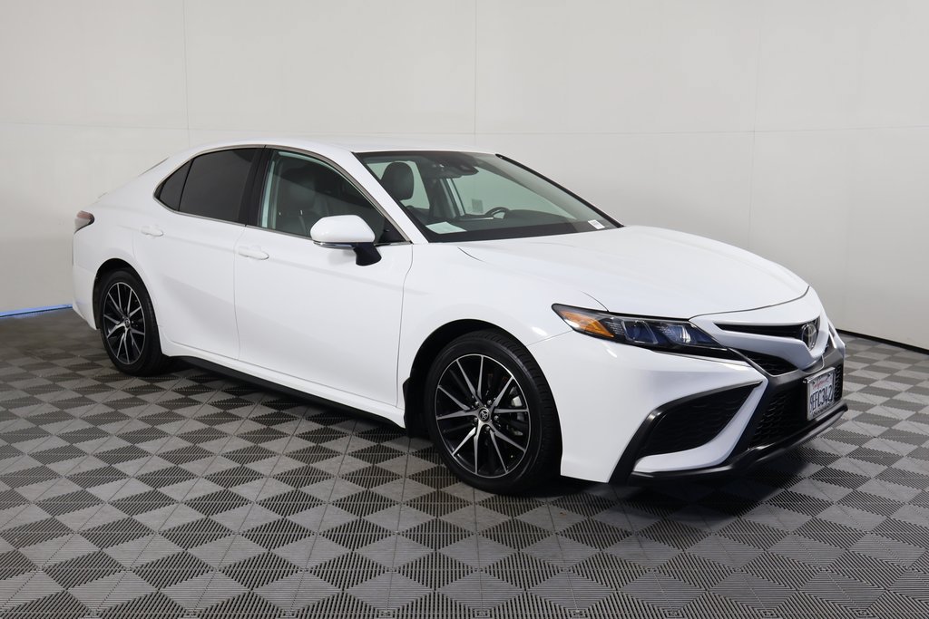 Used 2023 Toyota Camry SE FWD image 3