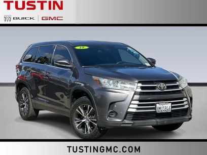 Used 2019 Toyota Highlander LE w/ Carpet Mat Package (TMS)