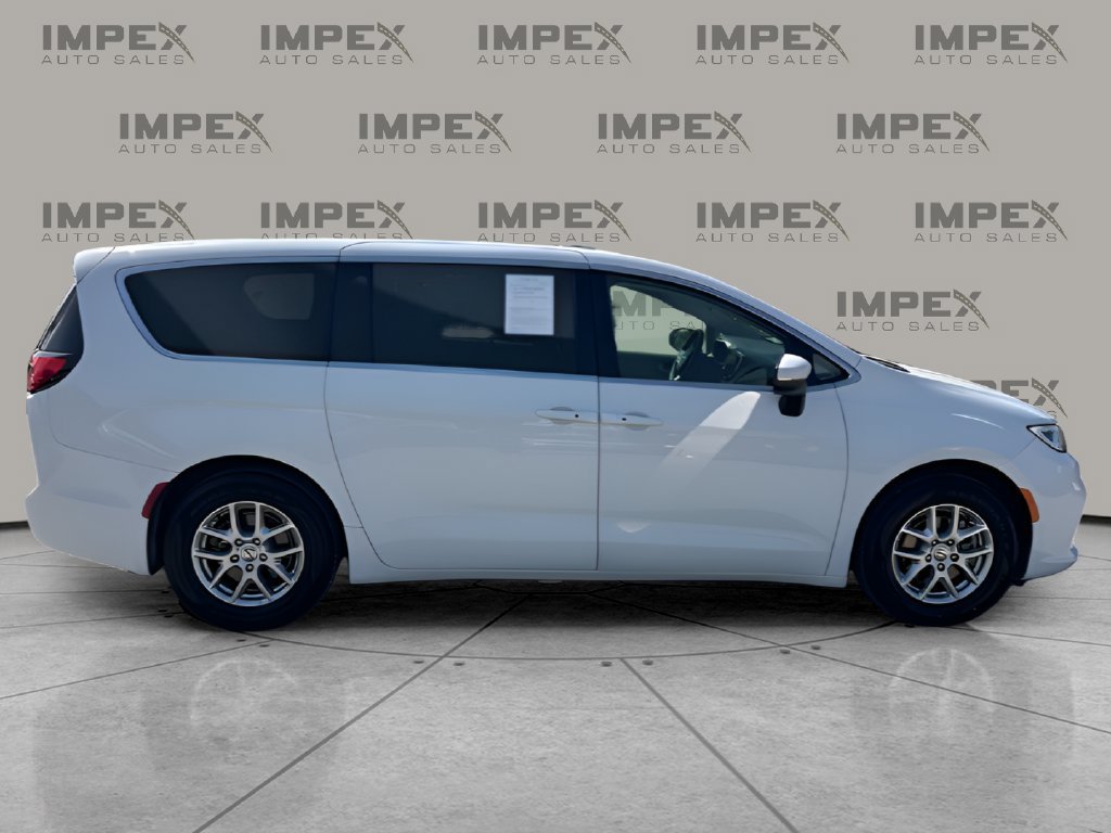 Used 2023 Chrysler Pacifica Touring-L FWD image 6