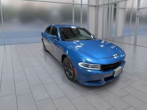 Used 2020 Dodge Charger SXT image 2