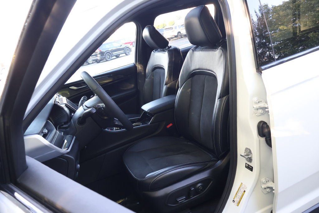 Used 2023 Jeep Grand Cherokee Altitude AWD/4WD image 33