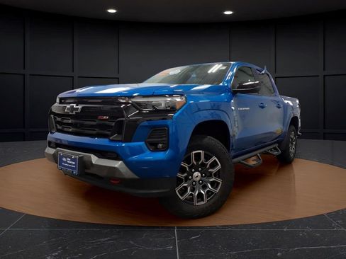 Used 2023 Chevrolet Colorado Z71 w/ Z71 Convenience Package 2 AWD/4WD image 3