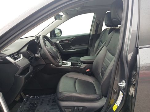 Used 2021 Toyota RAV4 XLE Premium FWD image 9