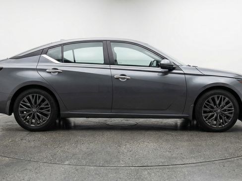 Used 2025 Nissan Altima 2.5 SV image 11