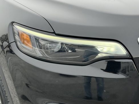 Used 2019 Jeep Cherokee Limited image 16