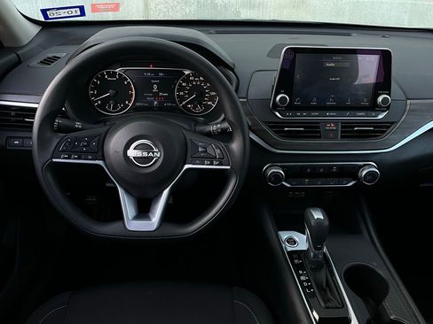 Used 2025 Nissan Altima 2.5 SV image 14