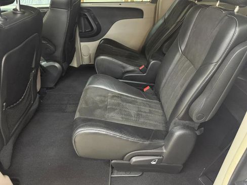 Used 2016 Chrysler Town & Country Limited image 11