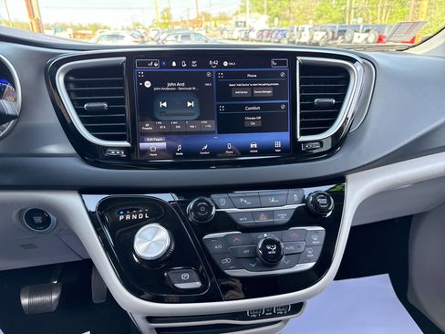 Used 2023 Chrysler Pacifica Touring-L FWD image 25