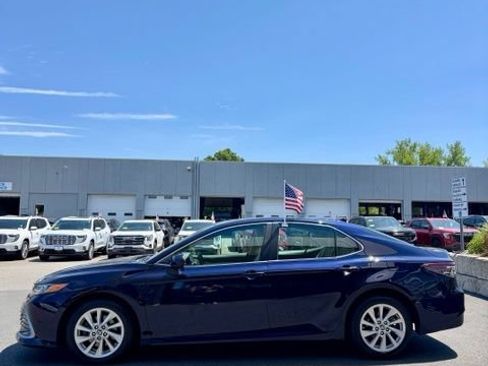 Used 2021 Toyota Camry LE w/ Carpet Mat Package (TMS) FWD image 5