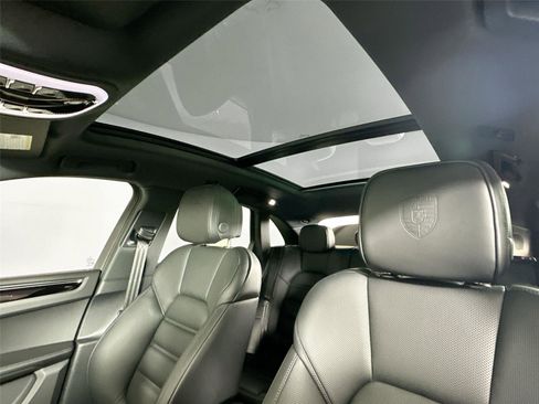 Certified 2026 Porsche Macan AWD/4WD image 35