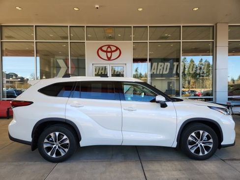 Certified 2021 Toyota Highlander XLE image 3