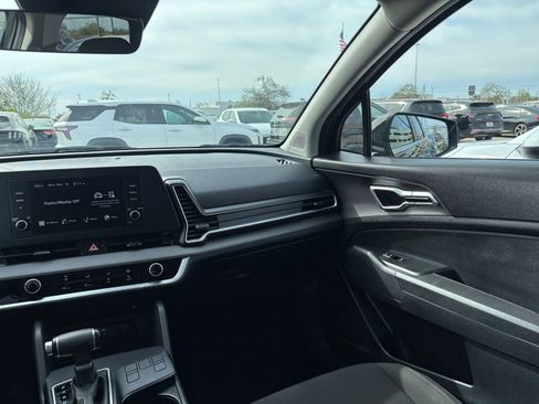 Used 2025 Kia Sportage LX image 33