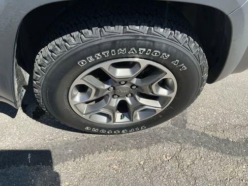 Used 2022 Jeep Cherokee Trailhawk w/ Premium Leather Package AWD/4WD image 16