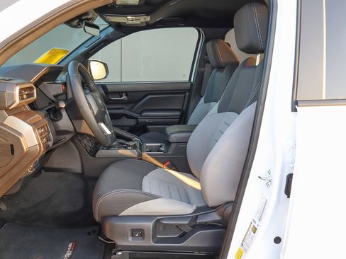 Used 2025 Toyota Tacoma TRD Off-Road image 7