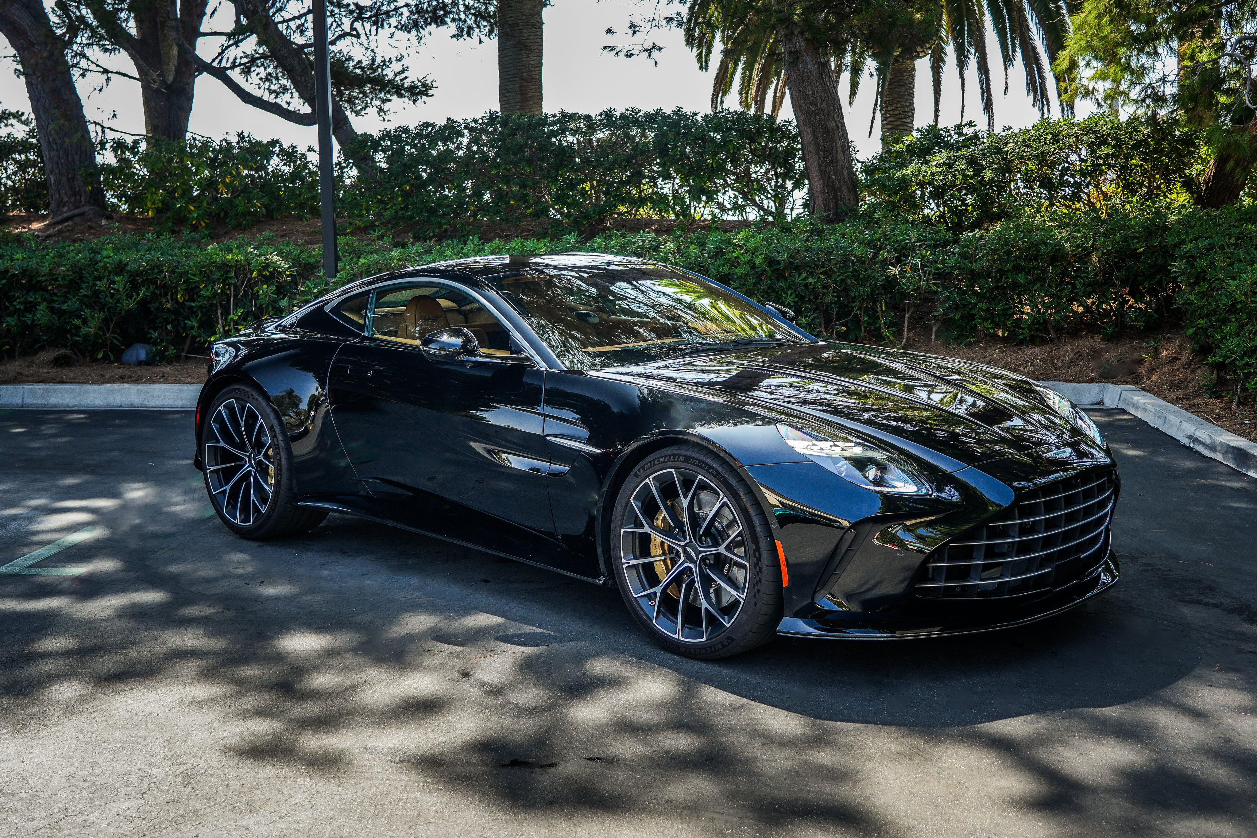 Used 2025 Aston Martin V8 Vantage Coupe RWD image 27