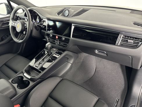 Certified 2025 Porsche Macan image 30