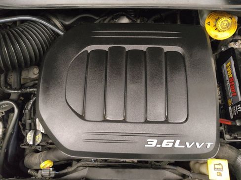 Used 2015 Chrysler Town & Country Touring FWD image 30