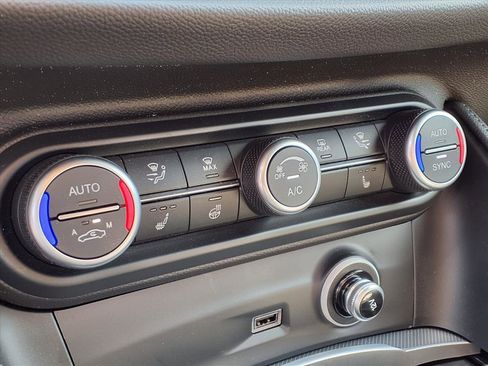 New 2025 Alfa Romeo Stelvio Sprint image 14