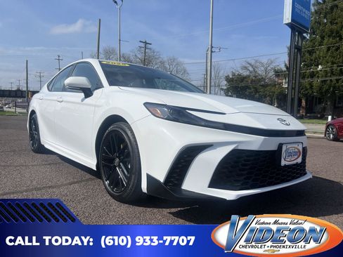 Used 2025 Toyota Camry SE FWD image 1