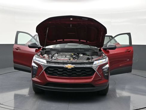 Used 2025 Chevrolet Trax LS FWD image 35