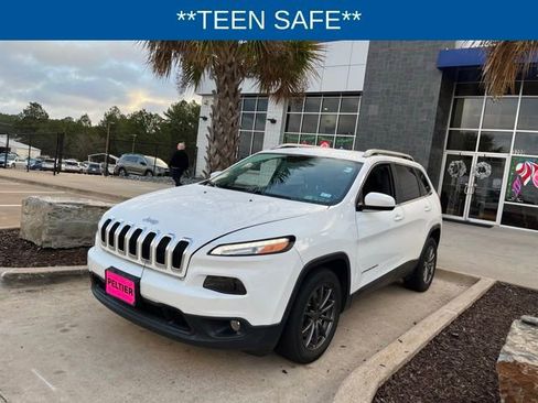 Used 2018 Jeep Cherokee Latitude Plus image 3