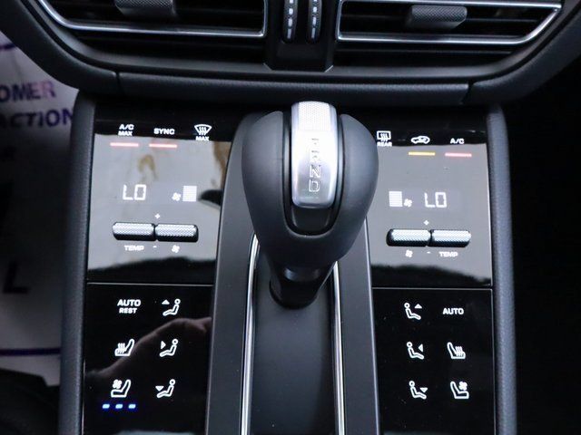 Certified 2025 Porsche Macan Turbo AWD/4WD image 30