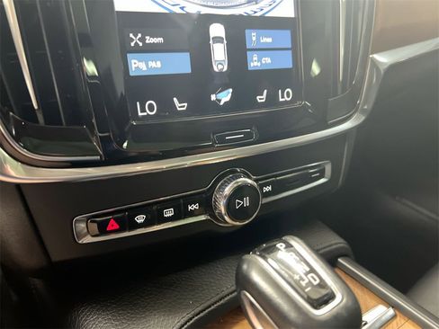 Used 2021 Volvo S90 T6 Momentum image 17