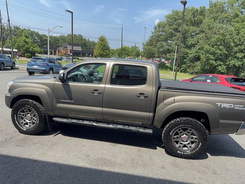 Used 2014 Toyota Tacoma 4x4 Double Cab w/ TRD Off-Road Package image 7