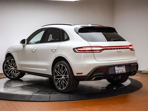 Certified 2025 Porsche Macan image 3