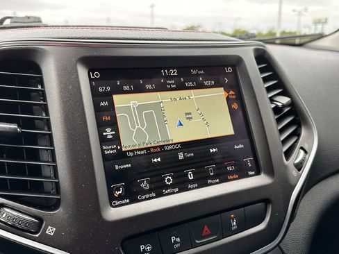 Used 2019 Jeep Cherokee Trailhawk AWD/4WD image 29