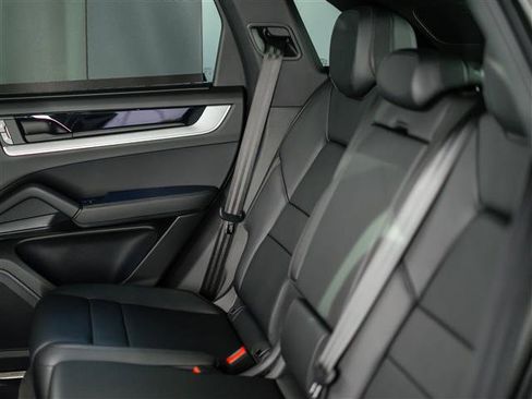 Certified 2026 Porsche Cayenne AWD/4WD image 34