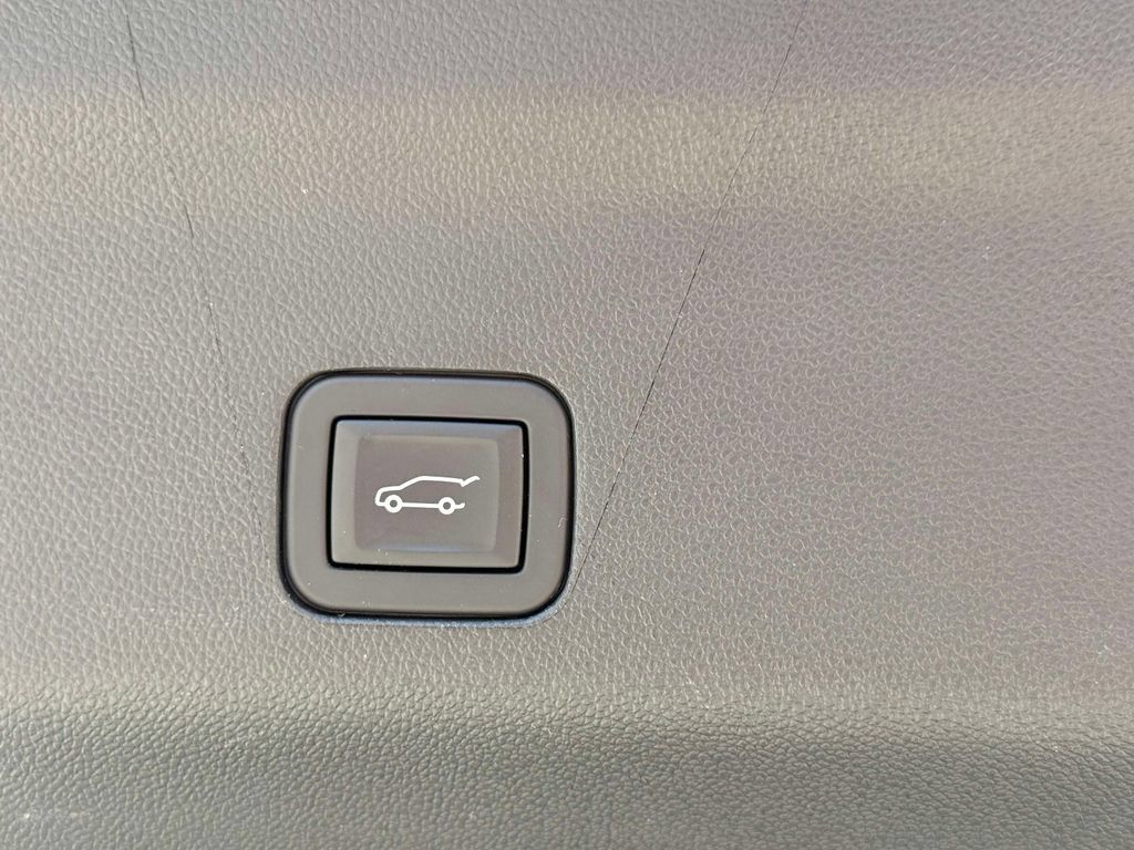 Certified 2024 Cadillac Escalade Luxury AWD/4WD image 19