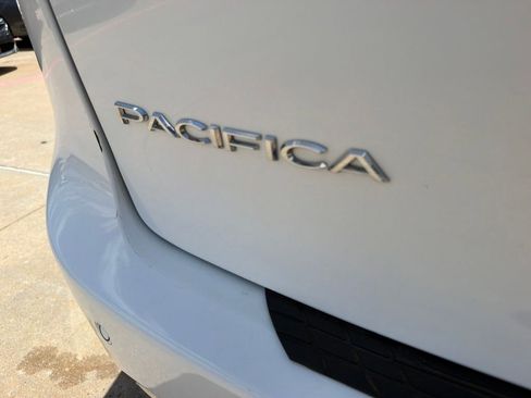 Used 2024 Chrysler Pacifica Touring FWD image 10