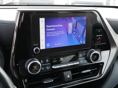 Certified 2024 Toyota Highlander LE image 3