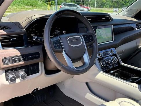 Used 2024 GMC Yukon Denali w/ Advanced Technology Package AWD/4WD image 17