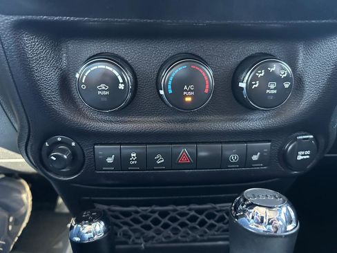 Used 2017 Jeep Wrangler Unlimited Sahara AWD/4WD image 14