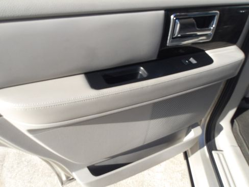 Used 2017 Lincoln Navigator Select image 16